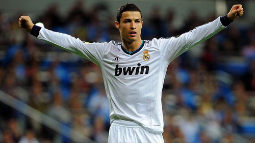 上海市政府向海港赠送冠军贺礼：木雕雄鹰和冠军奖杯刺绣（上海市政府赠海港冠军贺礼：木雕雄鹰与奖杯刺绣）