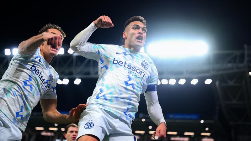 曼联英超赛场精彩抢断反击（曼联在英超上演精彩抢断与反击）