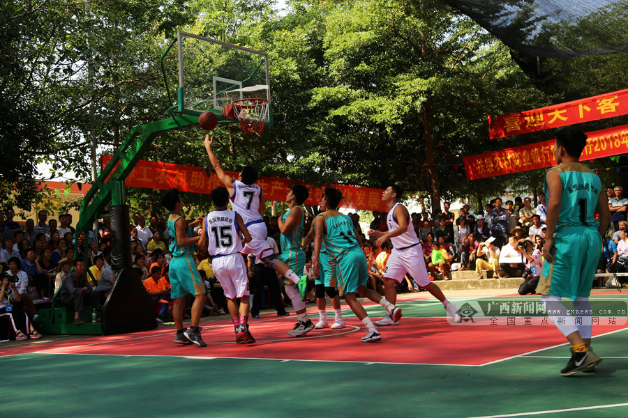 保安大爷中场硬核加入拉拉队，全场尖叫炸了！（中场惊喜！保安大爷硬核加入啦啦队，全场尖叫沸腾）