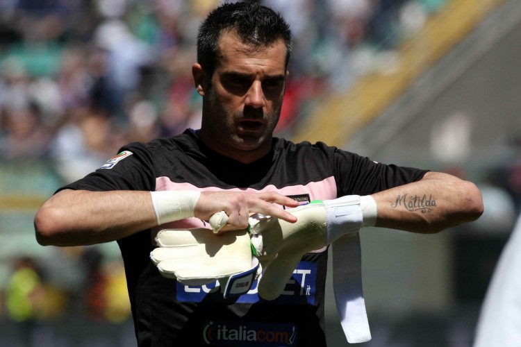 被拍到手上有“美甲”，汪士钦社媒收到网友大量攻击性评论（手部疑似做美甲照流出，汪士钦社媒遭海量攻击性留言）