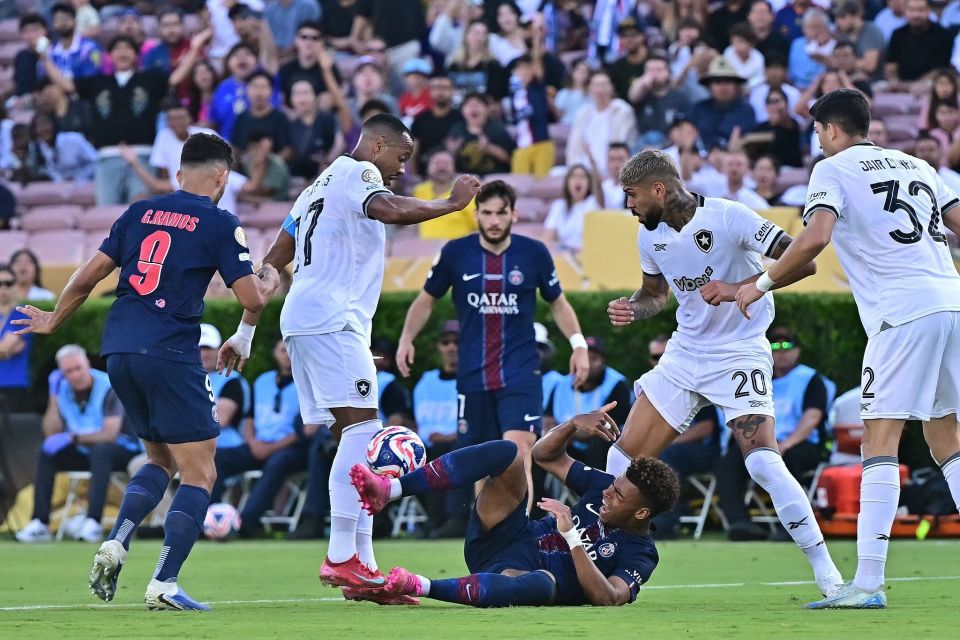 西班牙此前10次对阵乌拉圭5胜5平保持不败，打进16球丢8球（西班牙近10次对阵乌拉圭取得5胜5平不败战绩，共打入16球失8球）