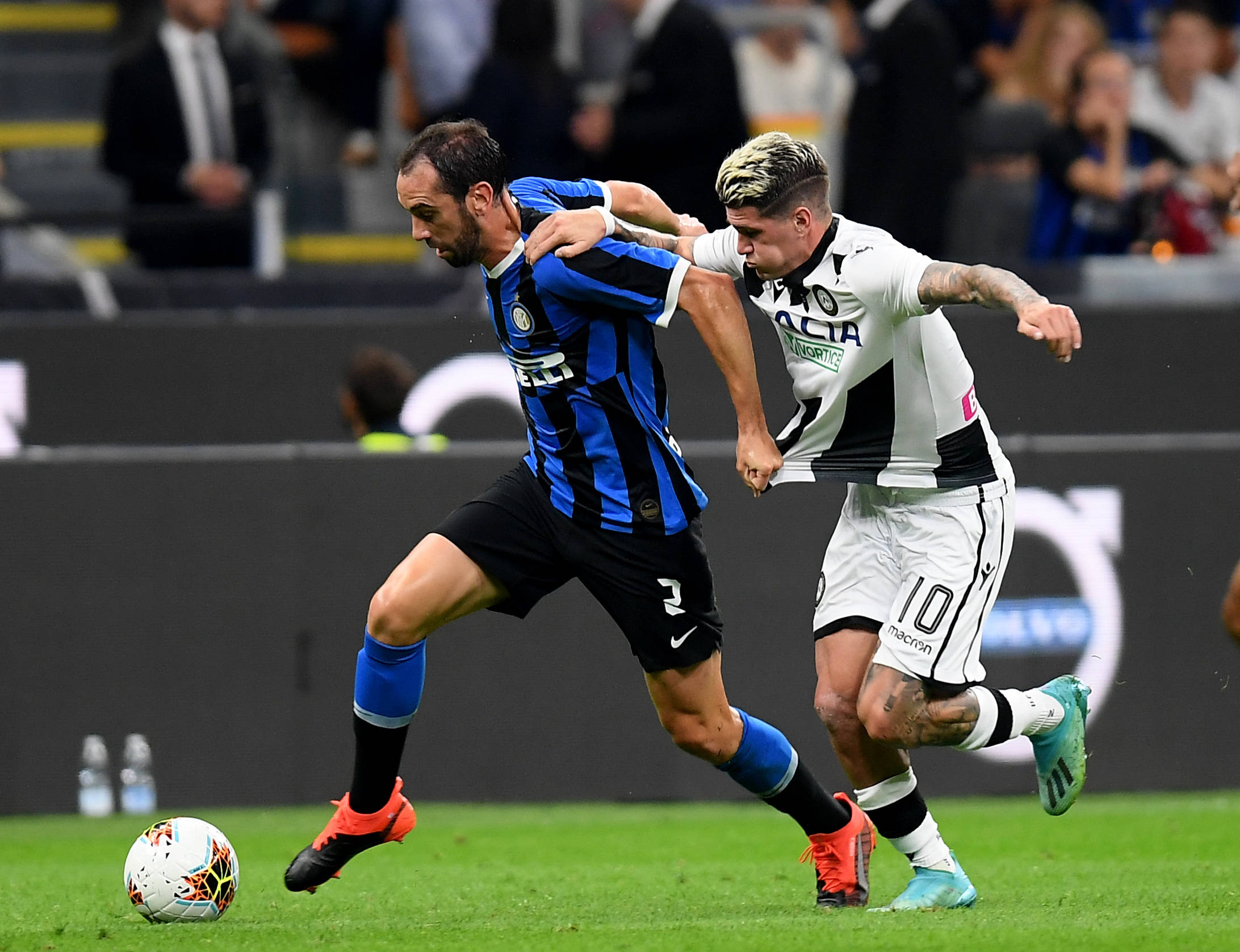 卡利亚里1-0十人罗马，加埃塔诺替补建功，切利克染红（卡利亚里1-0小胜十人罗马：加埃塔诺替补破门，切利克被罚下）