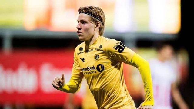 内马尔从中场跑回禁区开门球，结果队友直接开大脚让他无语（内马尔自中场折返准备主罚球门球，队友却一脚大脚解围令其无语）